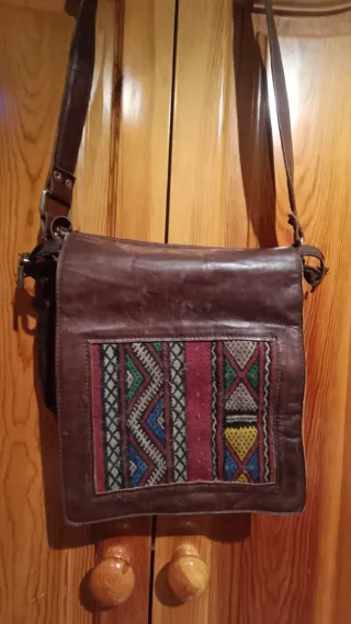 Bolso de cuero con detalles bordados
