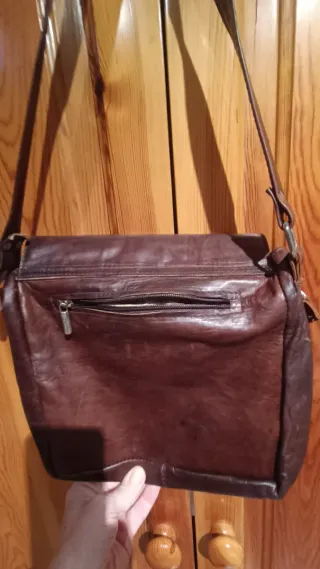 Bolso de cuero con detalles bordados