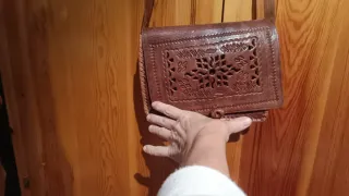 Bolso de cuero marrón con diseño floral