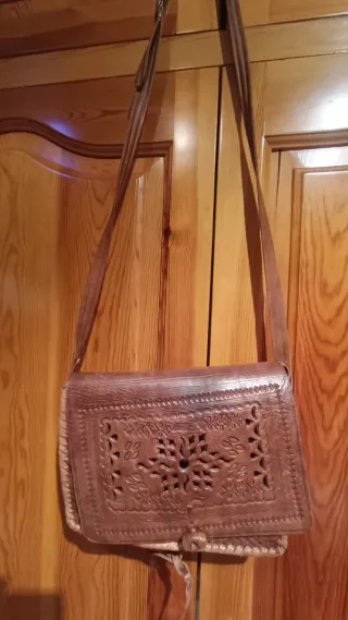 Bolso de cuero marrón con diseño floral