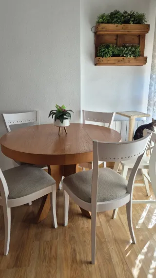 Mesa de comedor redonda y extensible de madera