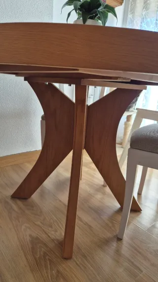 Mesa de comedor redonda y extensible de madera