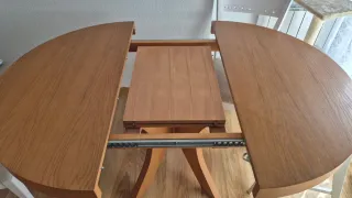 Mesa de comedor redonda y extensible de madera