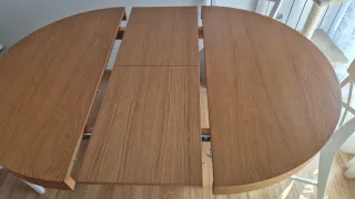 Mesa de comedor redonda y extensible de madera