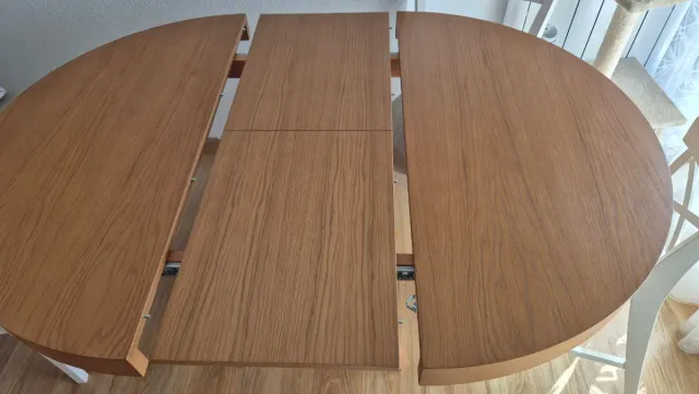 Mesa de comedor redonda y extensible de madera