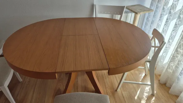 Mesa de comedor redonda y extensible de madera
