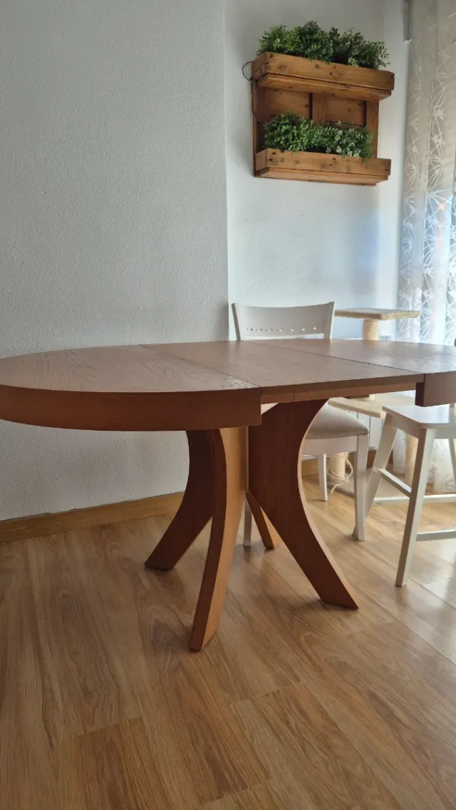 Mesa de comedor redonda y extensible de madera