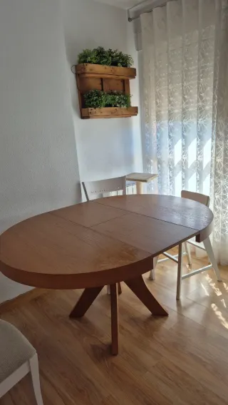 Mesa de comedor redonda y extensible de madera