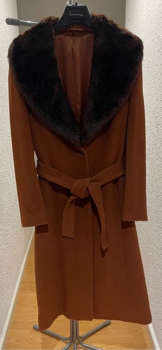 Abrigo largo amitié marrón con cuello de pelo