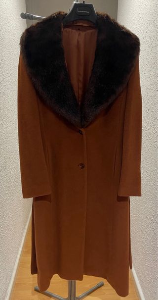 Abrigo largo amitié marrón con cuello de pelo