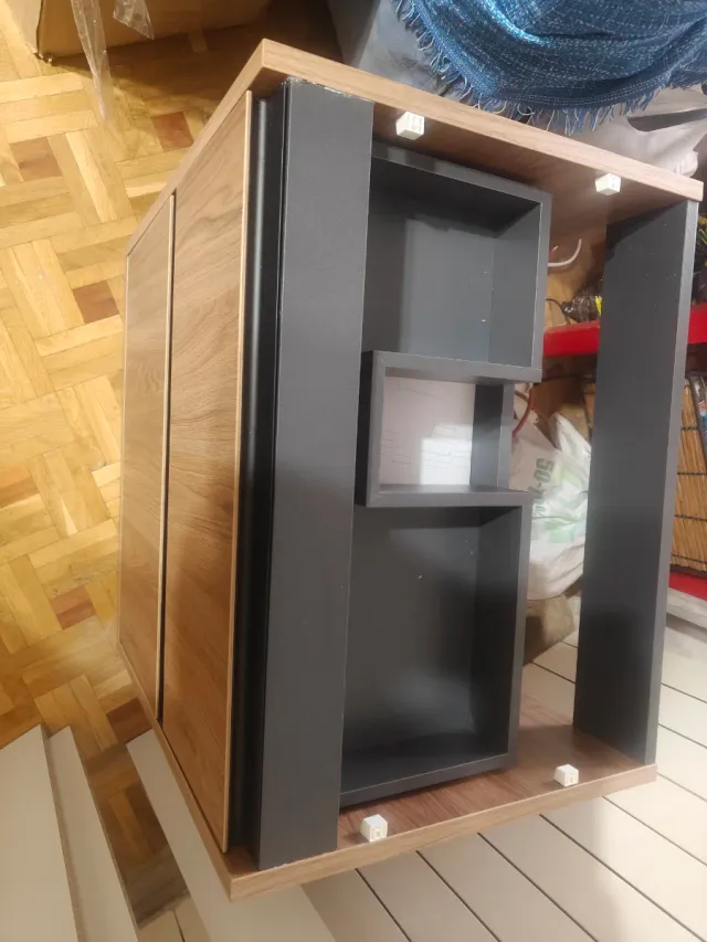 Mueble Flotante lavabo de baño madera y metal.