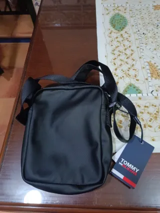 Bandolera Tommy Jeans Negra con etiqueta