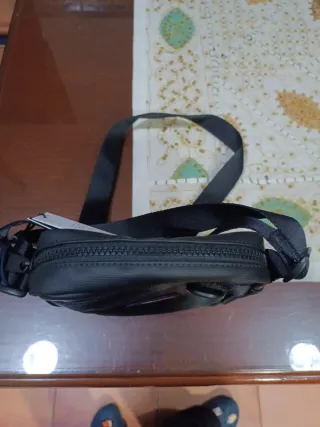 Bandolera Tommy Jeans Negra con etiqueta