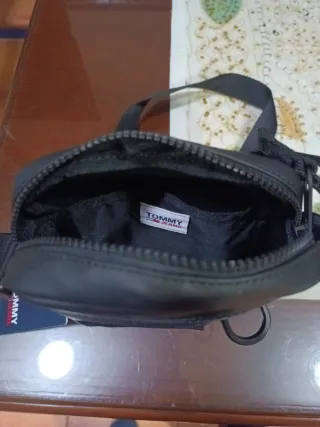 Bandolera Tommy Jeans Negra con etiqueta