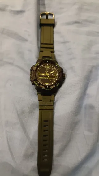 Reloj deportivo verde y dorado