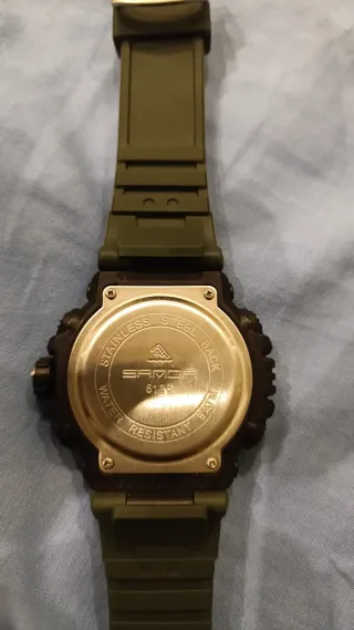 Reloj deportivo verde y dorado