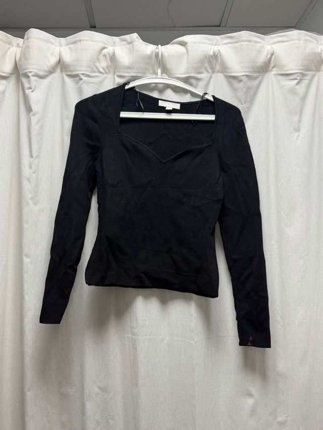 Top negro escote corazón manga larga