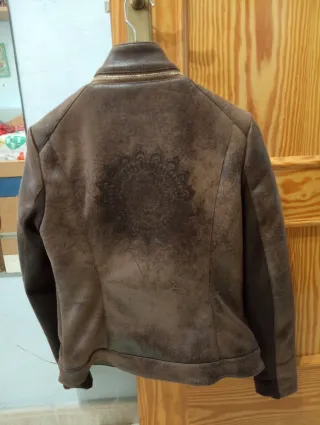 Chaqueta antelina marrón con mandala