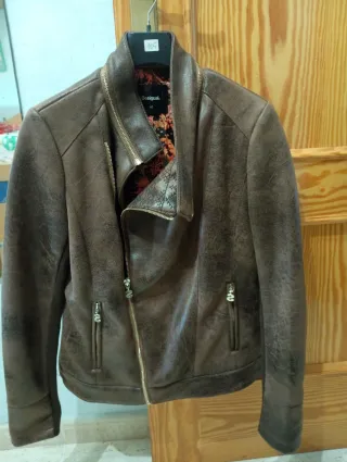 Chaqueta antelina marrón con mandala