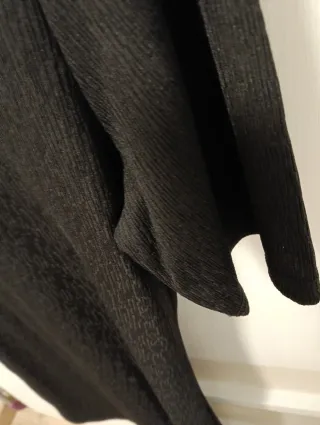 Vestido negro con etiqueta