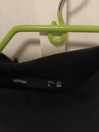 Vestido negro con etiqueta