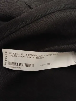 Vestido negro con etiqueta