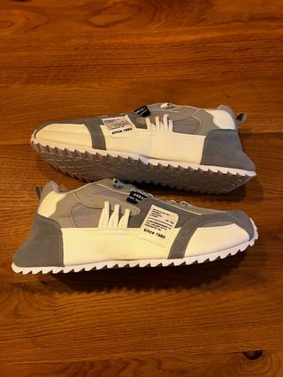 Zapatillas grises y blancas de buena calidad