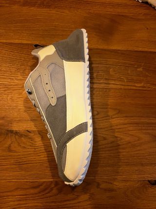 Zapatillas grises y blancas de buena calidad