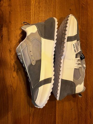 Zapatillas grises y blancas de buena calidad