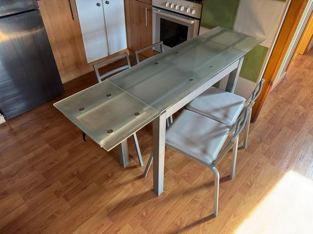 Mesa cristal extensible y 4 sillas