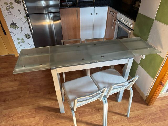 Mesa cristal extensible y 4 sillas