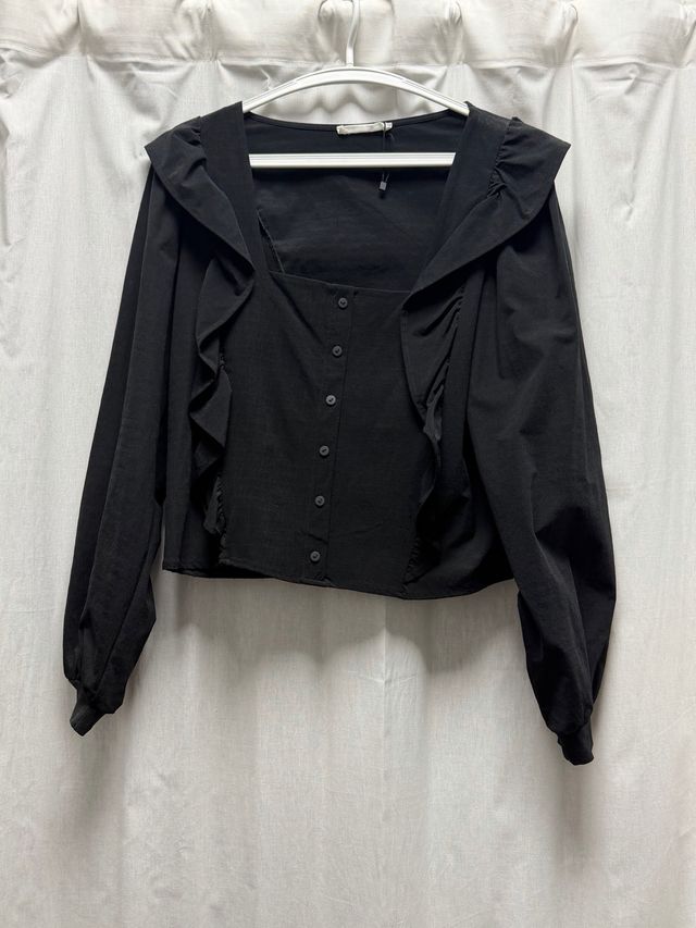 Blusa negra con volantes