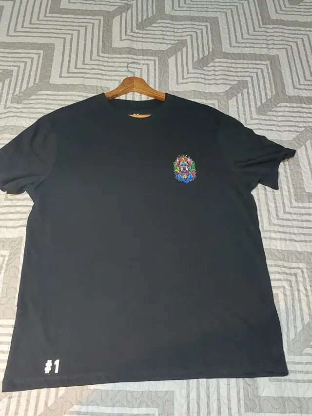 Camiseta Negra con Diseño Multicolor