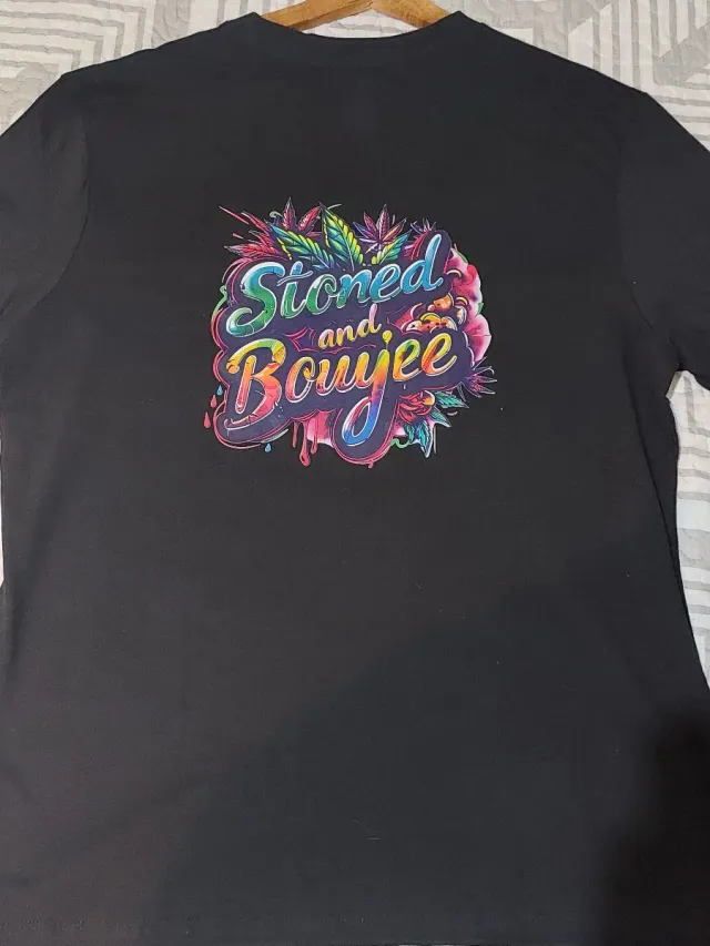 Camiseta Negra con Diseño Multicolor