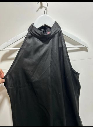 Blusa negra sin mangas