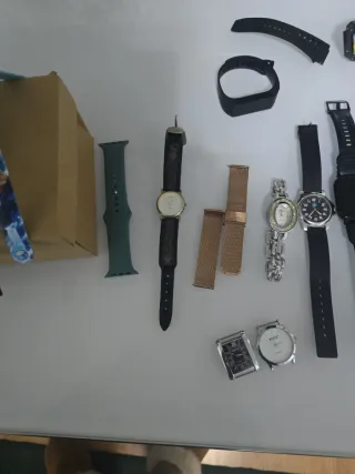 Vari orologi (nero, argento)