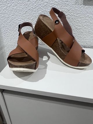 Sandalias cuña marrones