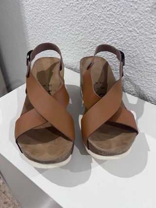 Sandalias cuña marrones