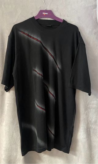 Camiseta negra con diseño