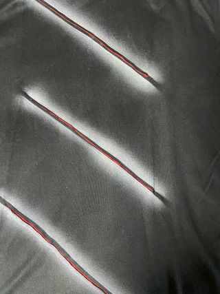 Camiseta negra con diseño