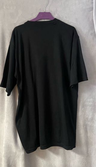 Camiseta negra con diseño