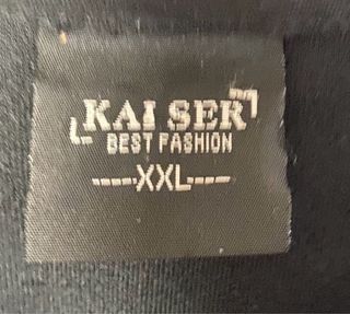 Camiseta negra con diseño