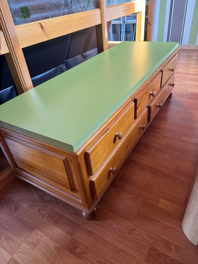 Cómoda de madera maciza con cajones