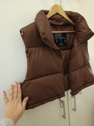 Chaleco crop marrón Stradivarius