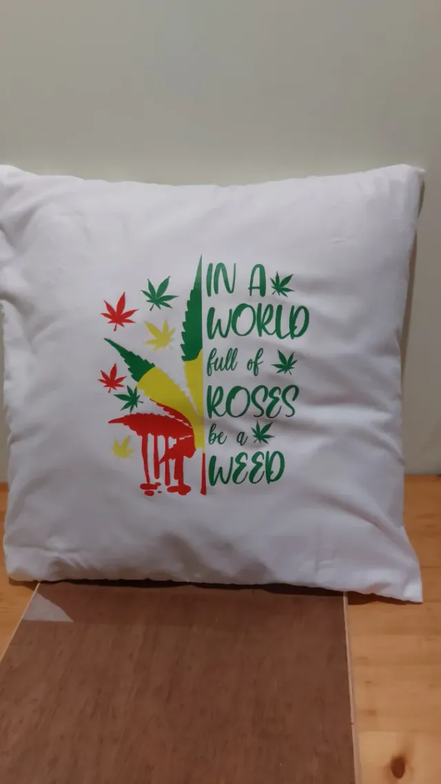 Cojín decorativo In a world full of roses