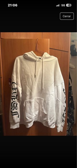 Sudadera blanca con letras