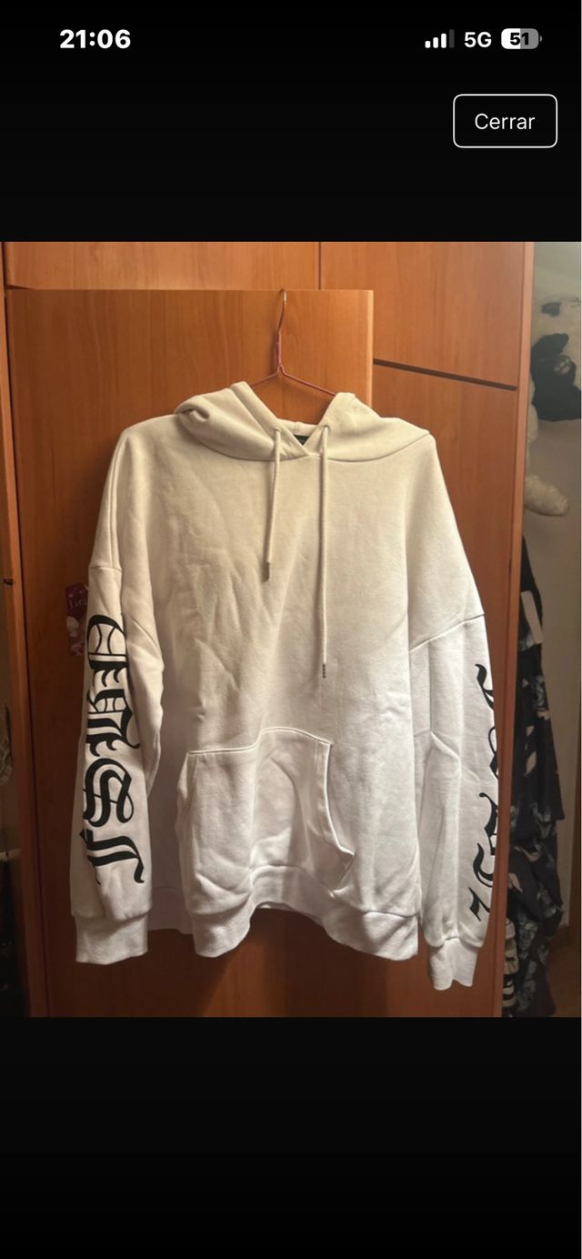 Sudadera blanca con letras