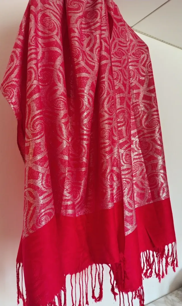 Sciarpa rossa con rose argento Cm 180 X 67