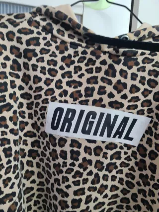 Sudadera leopardo cropped con capucha