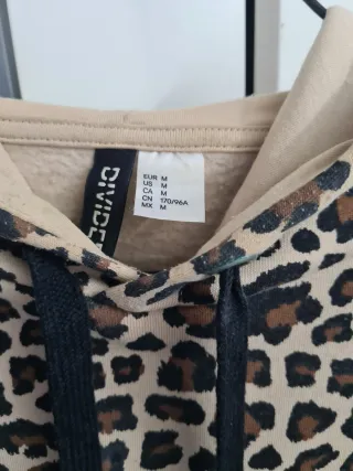 Sudadera leopardo cropped con capucha